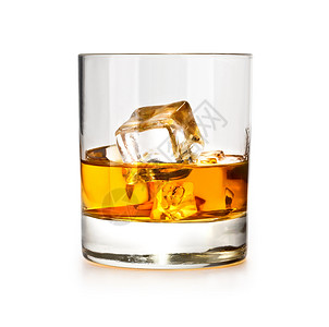一杯苏格兰威士忌和冰白色背景有剪切路径冰的威士忌和有的威士忌杯背景图片