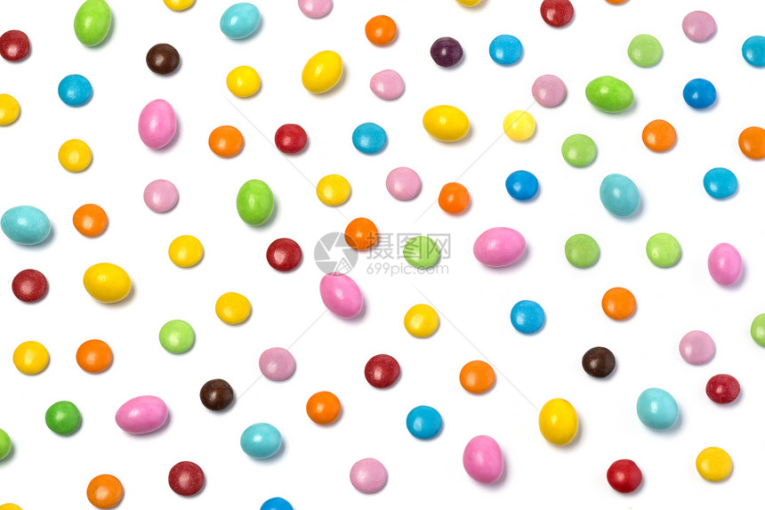 白色背景上孤立的多彩巧克力糖果药片顶端景色多彩巧克力糖果药片图片