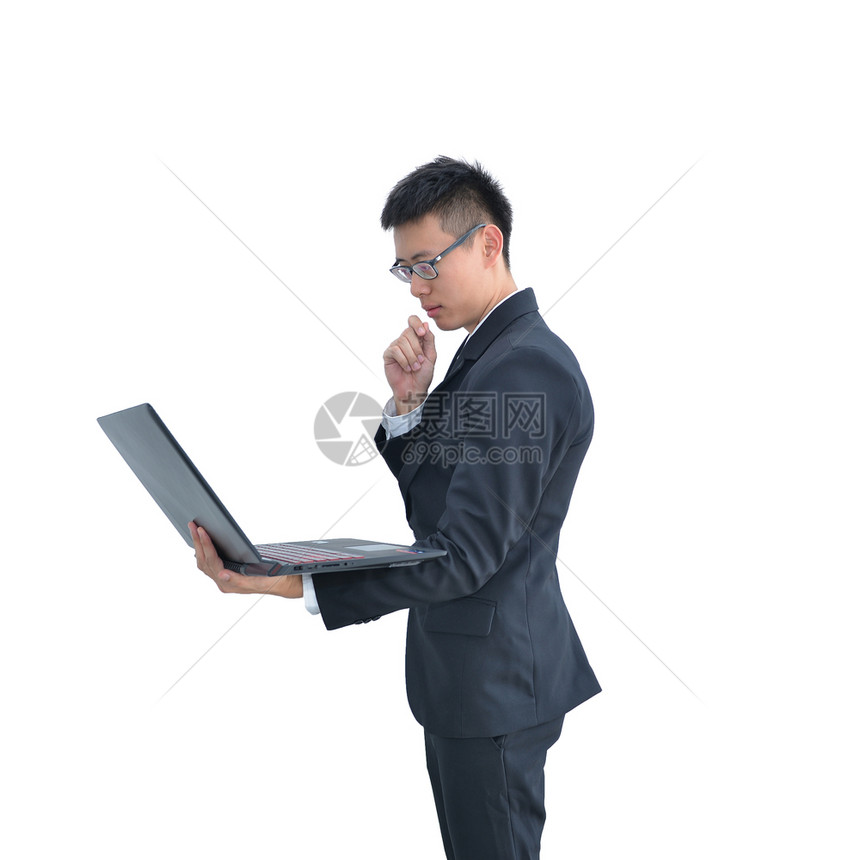 亚洲商人在使用笔记本电脑时思考亚洲商人在使用白背景的笔记本电脑时思考内部剪切路径亚洲商人在使用白背景的笔记本电脑时思考内部剪切路图片