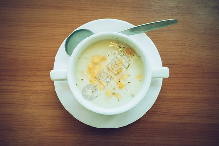 单桌白杯中玉米汤图片