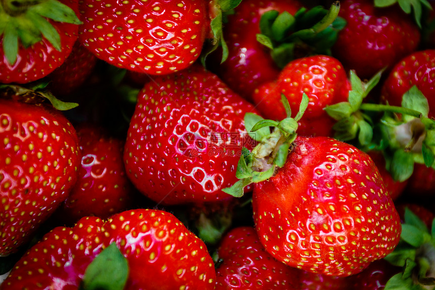 草莓新鲜果水背景图片