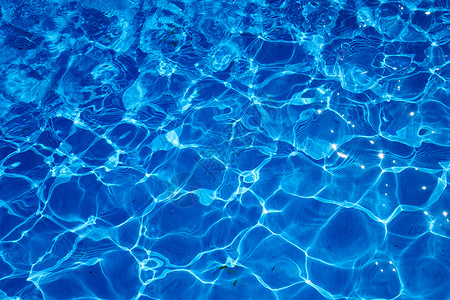 游泳池中的蓝色抽水图片
