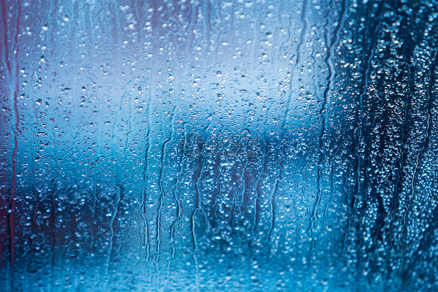 窗玻璃上的雨滴图片