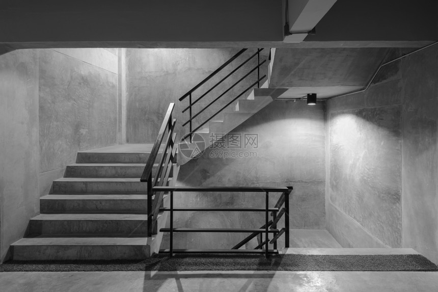 现代粗水泥楼梯有黑色钢铁扶手栏图片