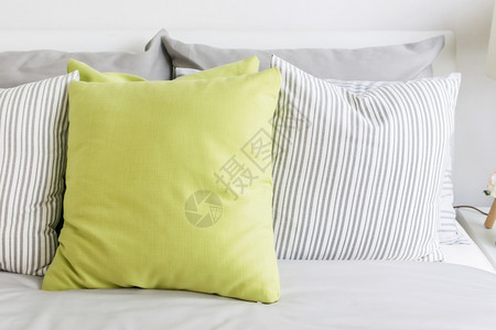 床上有绿色枕头的现代卧室图片