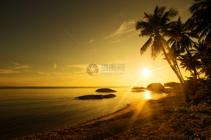 海面上美丽的日落图片