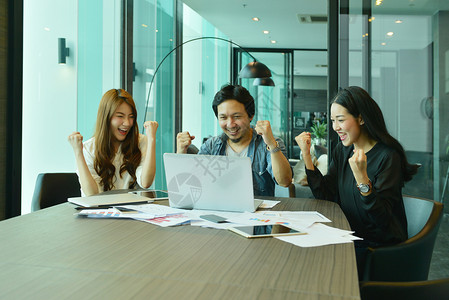 亚洲工商界人士团队合作成功实施一个项目标签团队图片