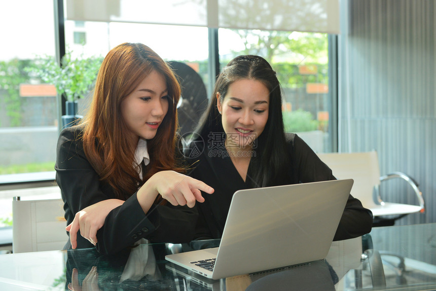 在会议室工作和使用笔记本电脑的亚洲商业妇女图片