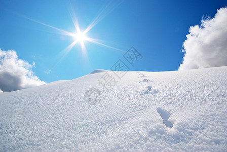 雪山蓝色的天空和太阳图片