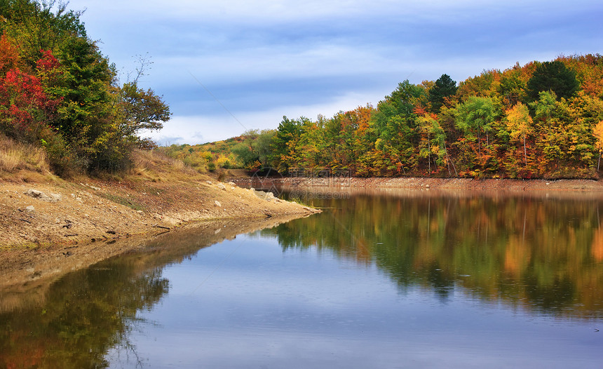 森林中的湖秋季风景图片