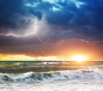 风暴在海上自然的构成图片