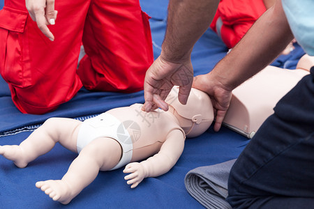 儿童或婴急救培训心肺复苏图片