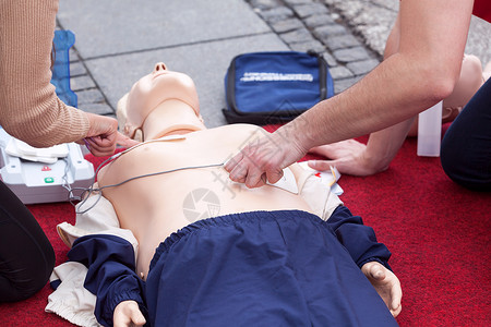 使用自动外部除颤器装置进行急救培训图片