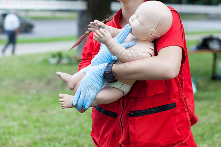心肺复苏CPR儿童或婴急救培训图片
