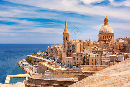 防御工事马耳他瓦莱塔的多姆斯和屋顶从教堂的部查看马耳他首都瓦莱塔的卡梅尔山和圣保罗卡斯柯夫人的教堂圣公会瓦莱塔背景