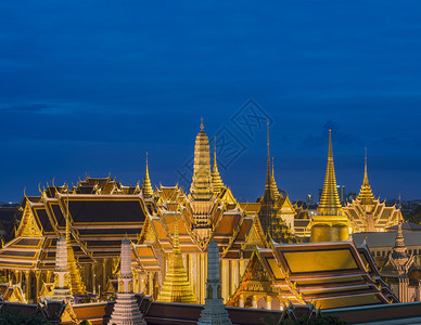 泰国曼谷日落的翡翠佛高清图片