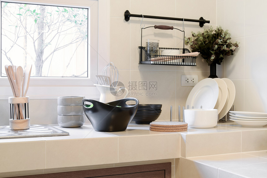 厨房白色清洁柜台的现代用户图片
