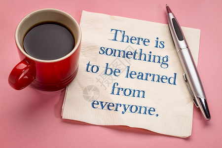 人都有东西可以学习每个人都有东西可以学习在餐巾纸上加咖啡的笔迹背景图片