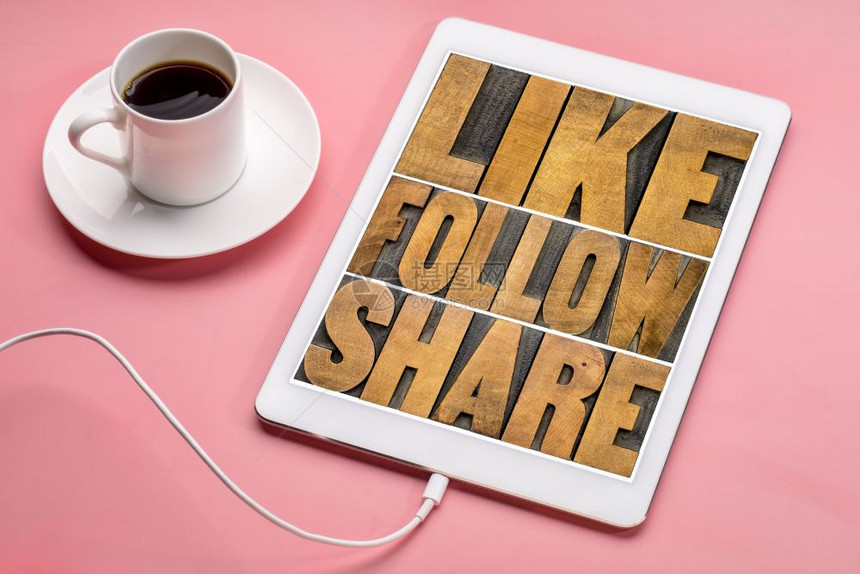 分享社交媒体概念在带有一杯咖啡的数码小桶上用旧印刷纸质木头板打块中的文字摘要图片