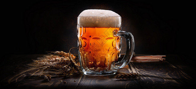 酒杯啤和木桌和黑色背景的啤酒黑色背景的啤酒背景图片