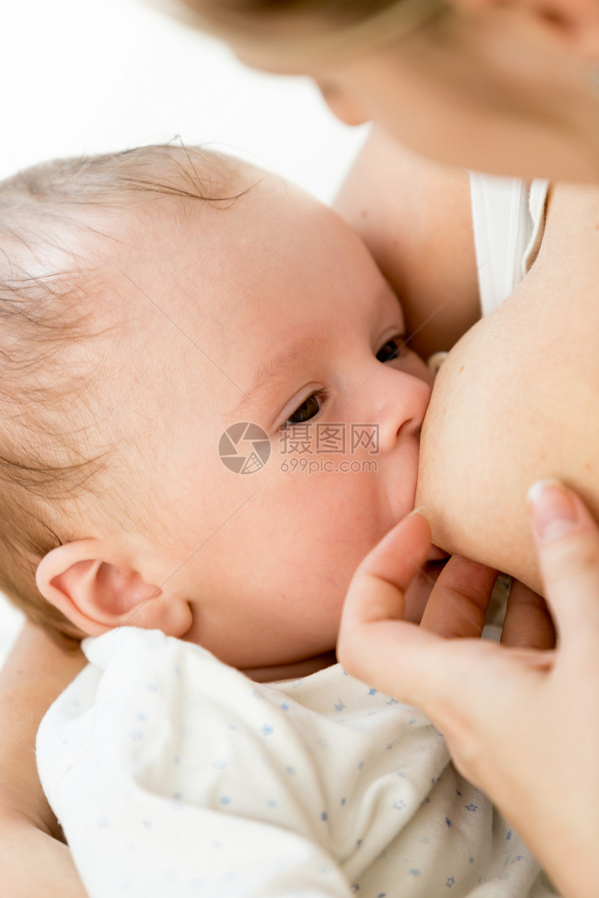 婴儿吃母乳图片