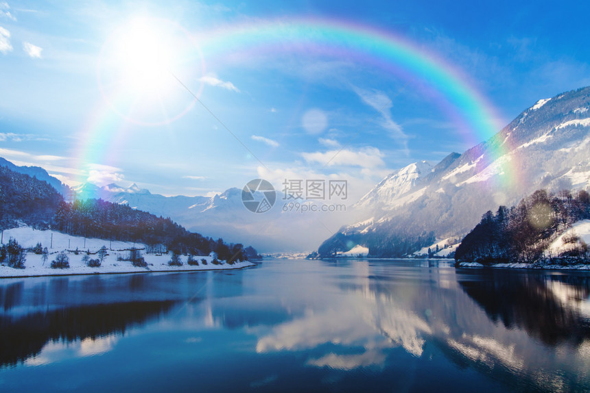 冬天美丽的风景和彩虹图片