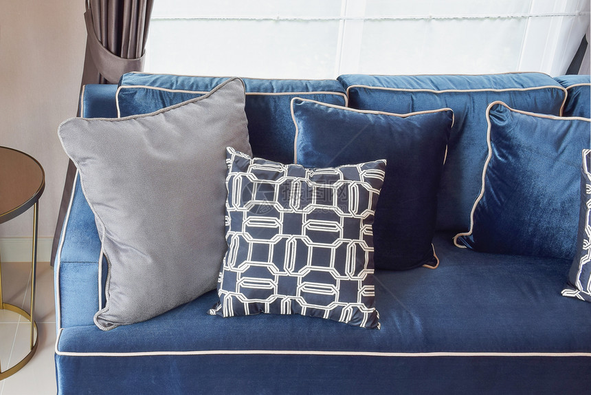 海军蓝色经典沙发和回旋枕头图片