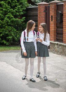 2个女孩在街上行走学时说话2个女孩在学校上时行话图片