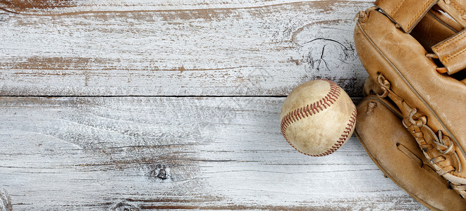 对棒球和白旧木头的手套俯视对旧棒球和白锈木头的轻视图片