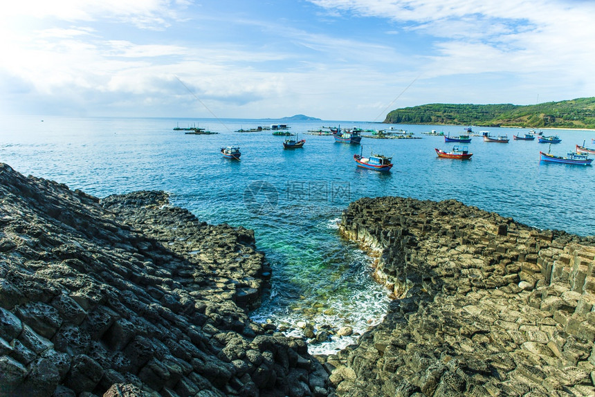 GanhDaDiaPhuYen越南大自然的杰作奇妙遗产越南旅行的抽象地点岩石的形海上船甘达美景图片