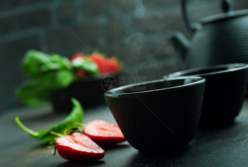 茶壶加新鲜的面包和草莓新鲜的药茶图片
