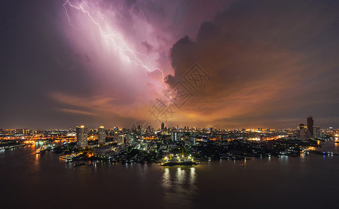 曼谷市的建筑区遭到雷电。 泰国曼谷市的建筑区晚上遭到雷电。 泰国曼谷市的建筑区晚上遭到雷电。泰国曼谷市的建筑区晚上遭到雷电。背景图片