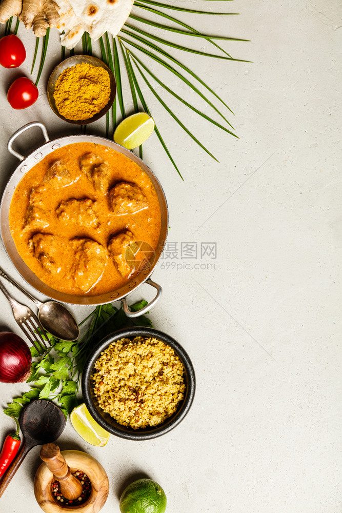 咖喱石灰姜辣椒玉米面包大豆类草药和香料平地传统咖喱和混凝土背景的成分传统咖喱和混凝土背景的成分图片
