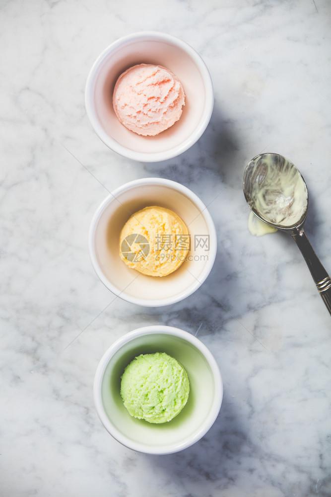 白大理石背景碗中的冰淇淋最佳景象粉红草莓黄芒果或香蕉绿石灰茶或冰淇淋图片