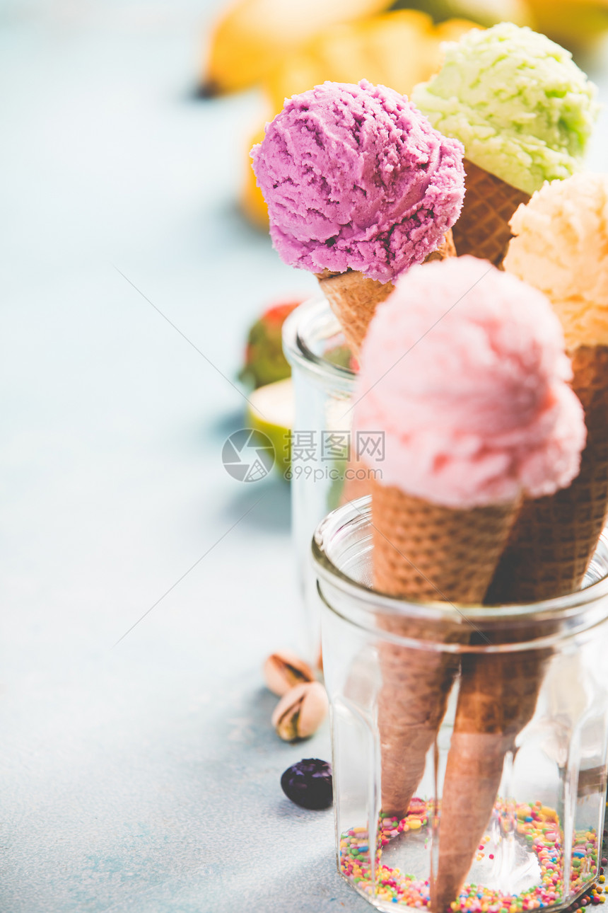粉红色草莓紫蓝绿色松果茶石灰和黄芒果蓝木本底的香蕉布置夏季和甜食菜单概念各种冰淇淋图片