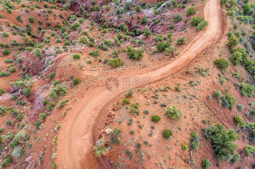 在犹他州Moab地区OnionCreekRoad的沙漠公路空中观察图片