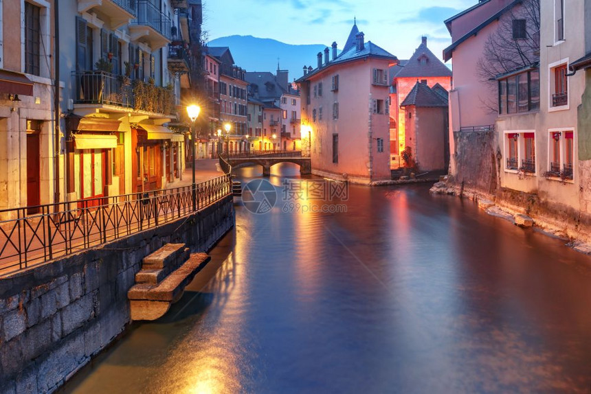 法国阿尔卑斯山的威尼法国阿尔卑山威尼老城安西的Isle和Thiou河清晨蓝色时分图片