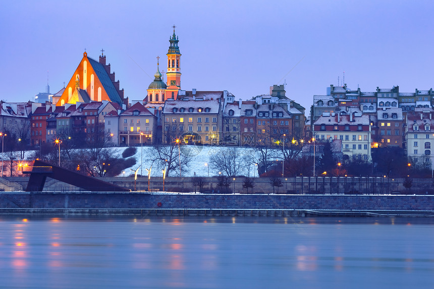 晚上在波兰华沙的老城和河水活管晚上蓝色时间在波兰华沙的Vistula河有反射的老城图片