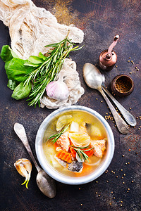 鱼汤碗鲑和绿菜新鲜汤图片