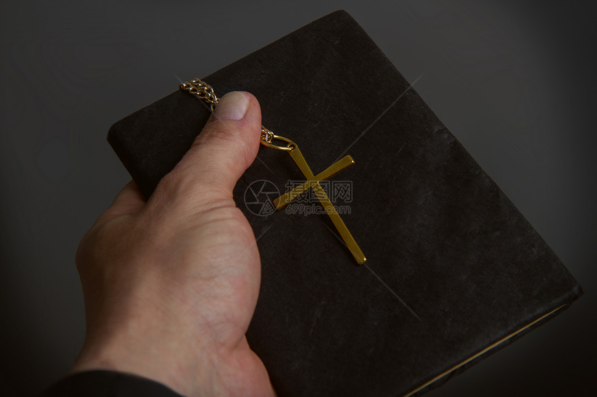 手握着一本圣经在黑暗的捆绑器里金属在紧的链上手握着和比布里图片