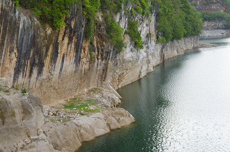 悬崖岩山背景图片