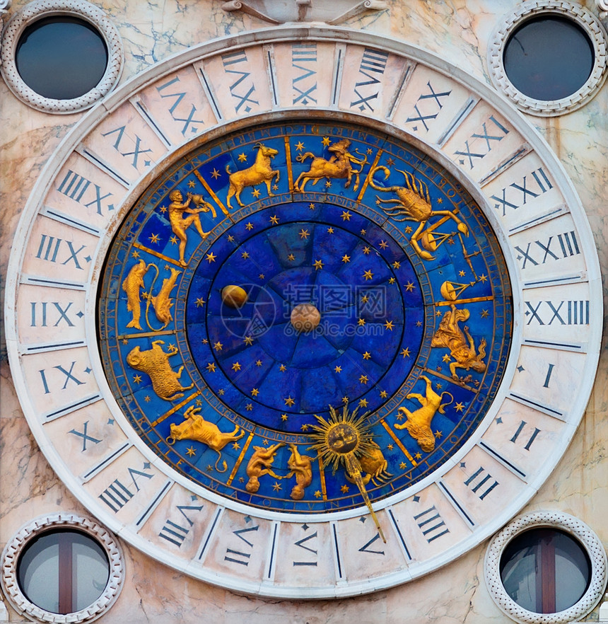 威尼斯圣马可广场钟塔的细节图片
