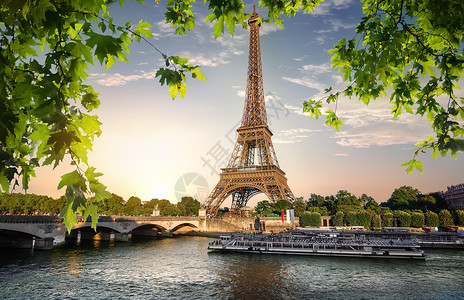 法国巴黎塞纳河和埃菲尔铁塔背景图片