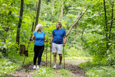 享受暑假在森林散步的老年夫妇运动生活方式积极退休图片