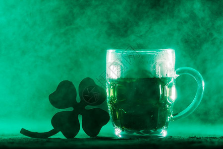 爱尔兰文化圣帕特里克日啤酒杯高清图片