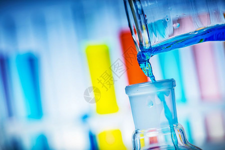 化学实验和室设备从管到瓶的多彩液体图片