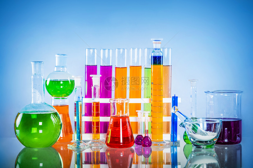 装有丰富多彩物质的实验室玻璃化学液体测量和分析装有丰富多彩物质的实验室玻璃图片