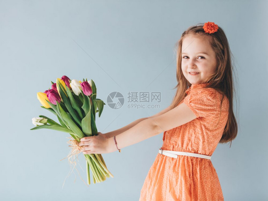 小女孩拿着一堆多彩的郁金香母亲和一天礼物情人节和一天女孩拿着一堆多彩的郁金香图片