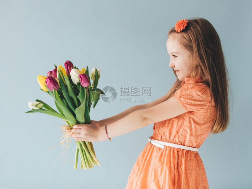 年幼的孩子拿着一束鲜花庆祝生日图片