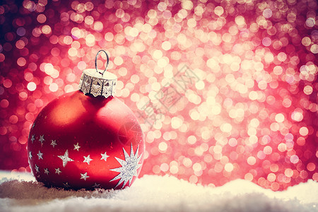 雪中的圣诞玻璃球闪光灯背景图片